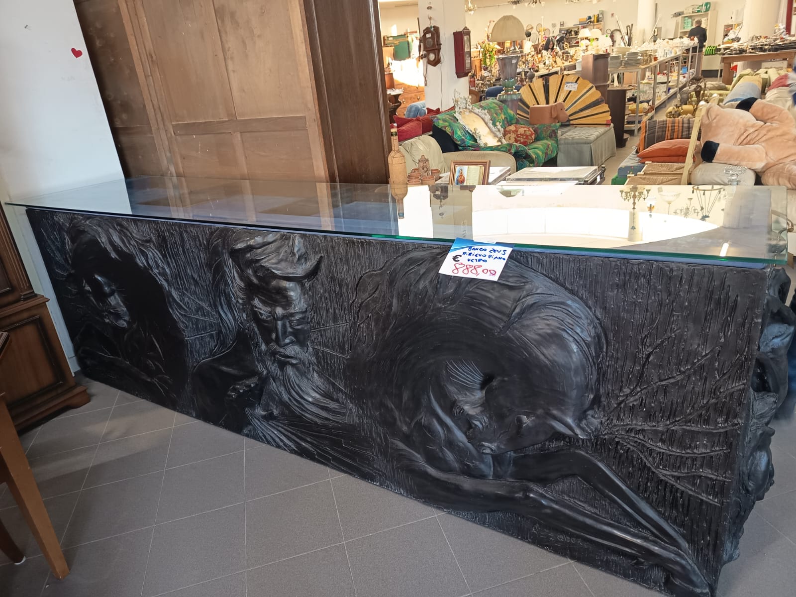 Bancone in resina soggetto mitologico, piano in vetro