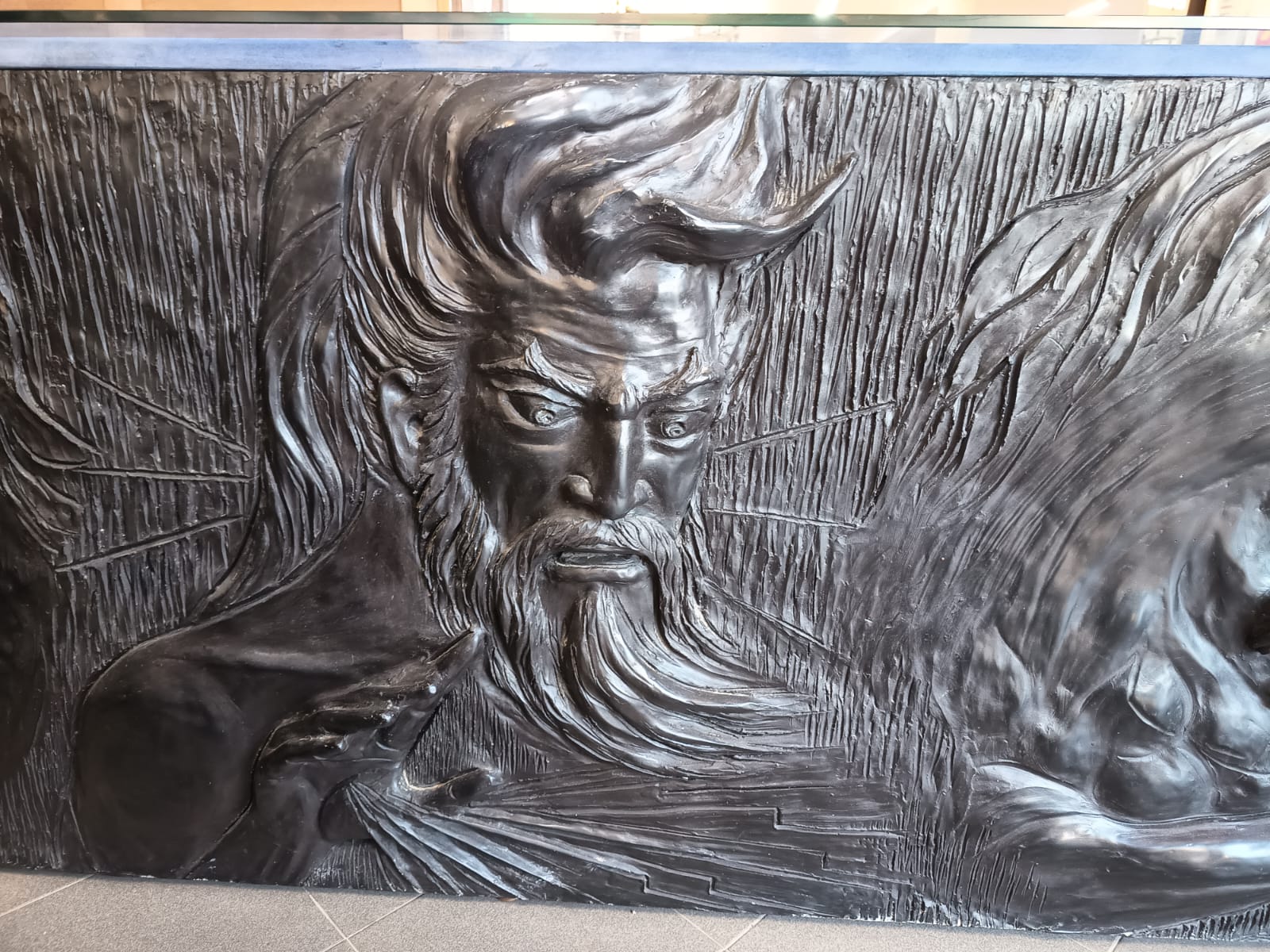 Bancone in resina soggetto mitologico, piano in vetro