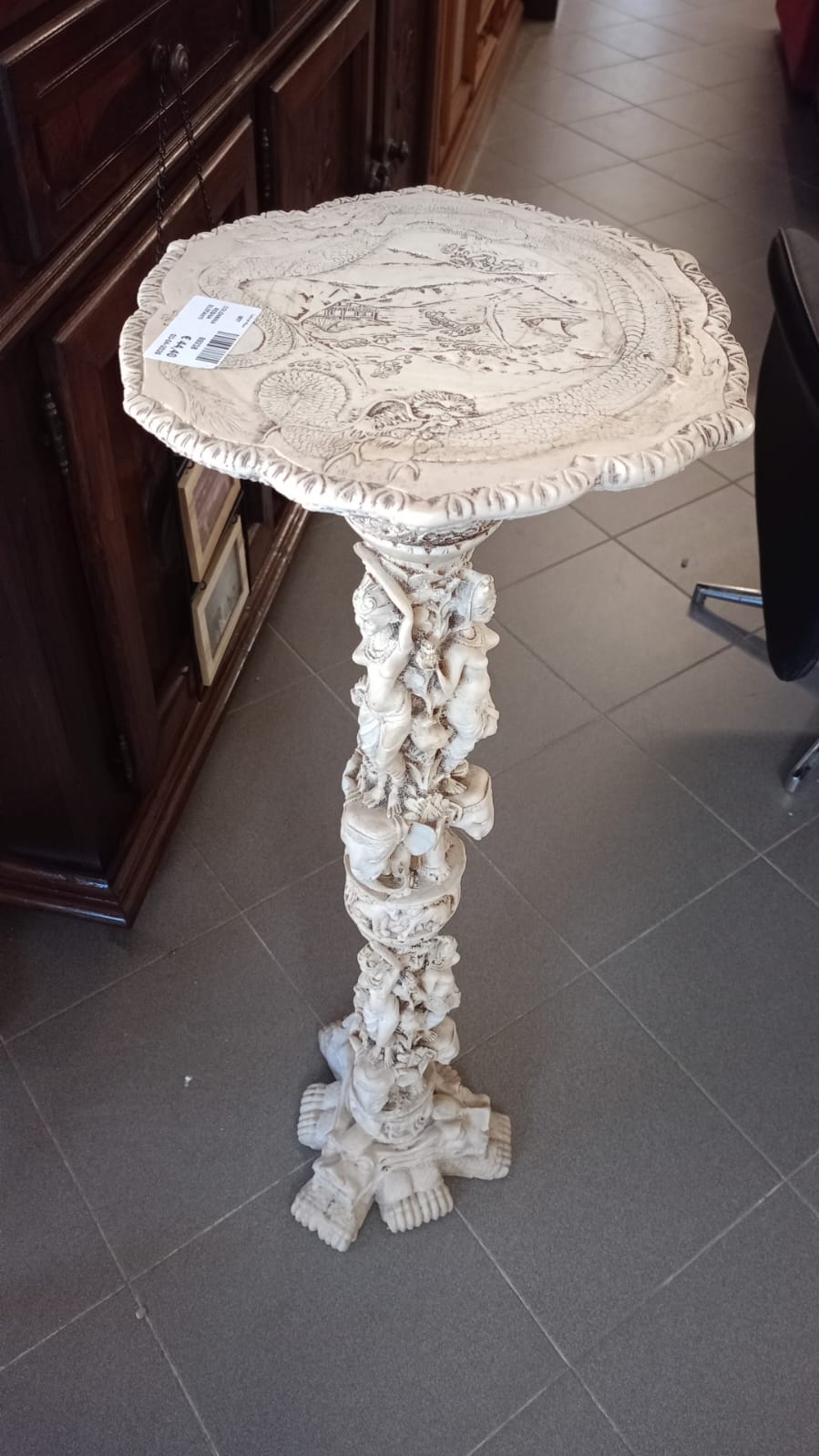 Colonnina in resina intagliata
