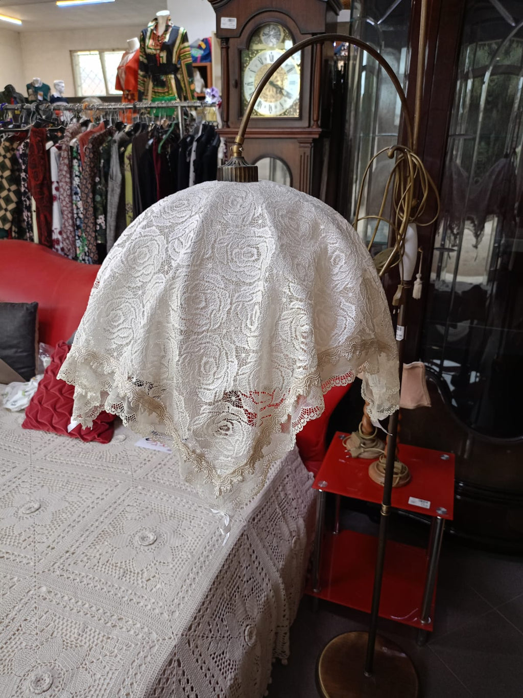 Piantana vintage in ottone con paralume in pizzo
