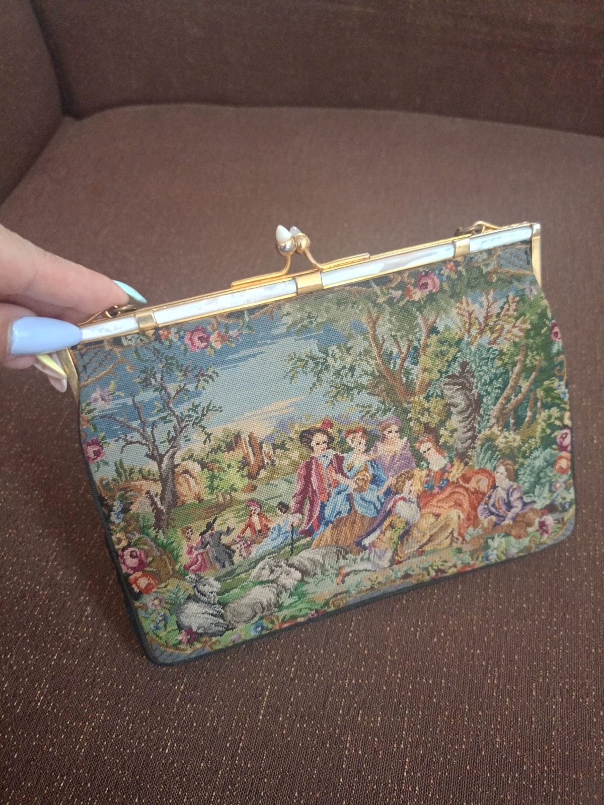 Borsa artigianale anni ’50 ricamata a mezzo punto con inserti in madreperla