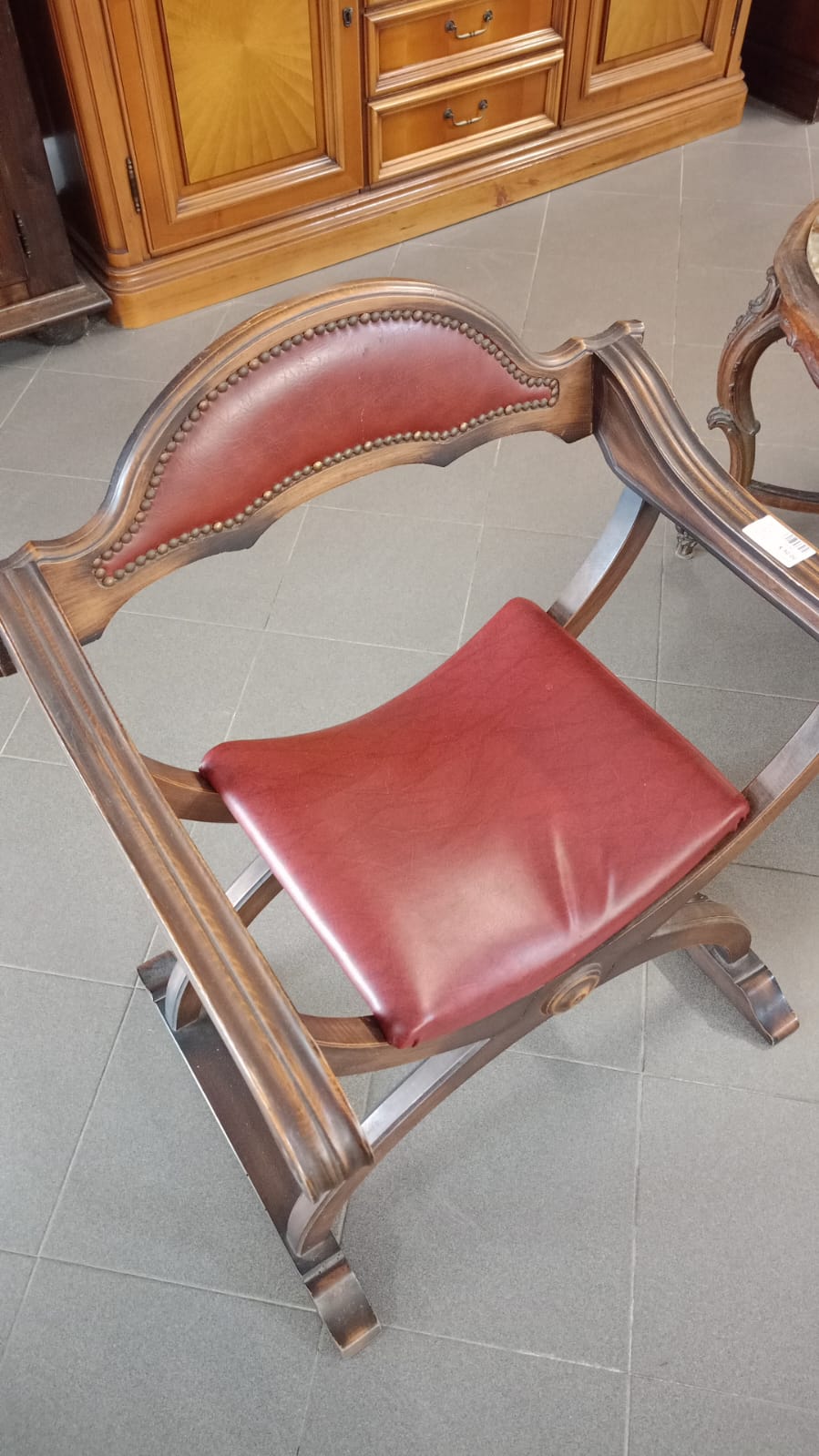 Sedia Savonarola con imbottitura in pelle