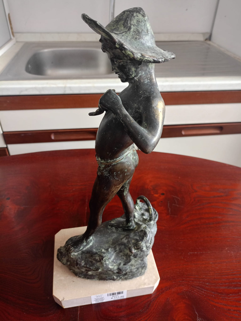 Scultura in bronzo “Pescatore” di Giovanni Varlese