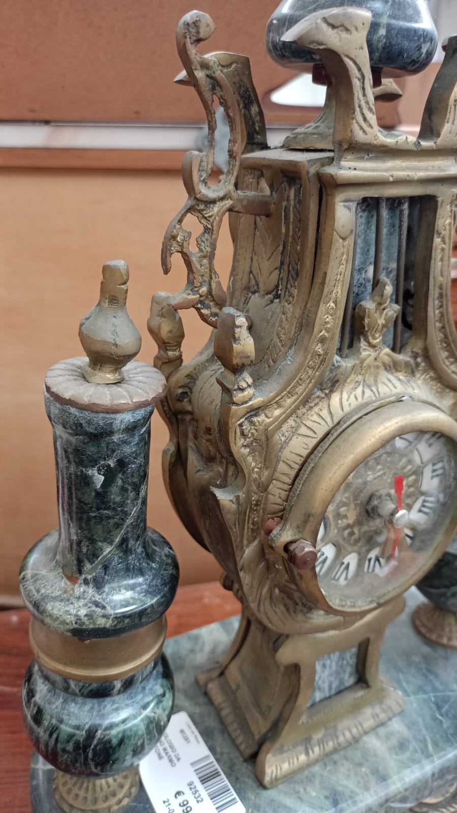 Antico orologio in marmo e ottone