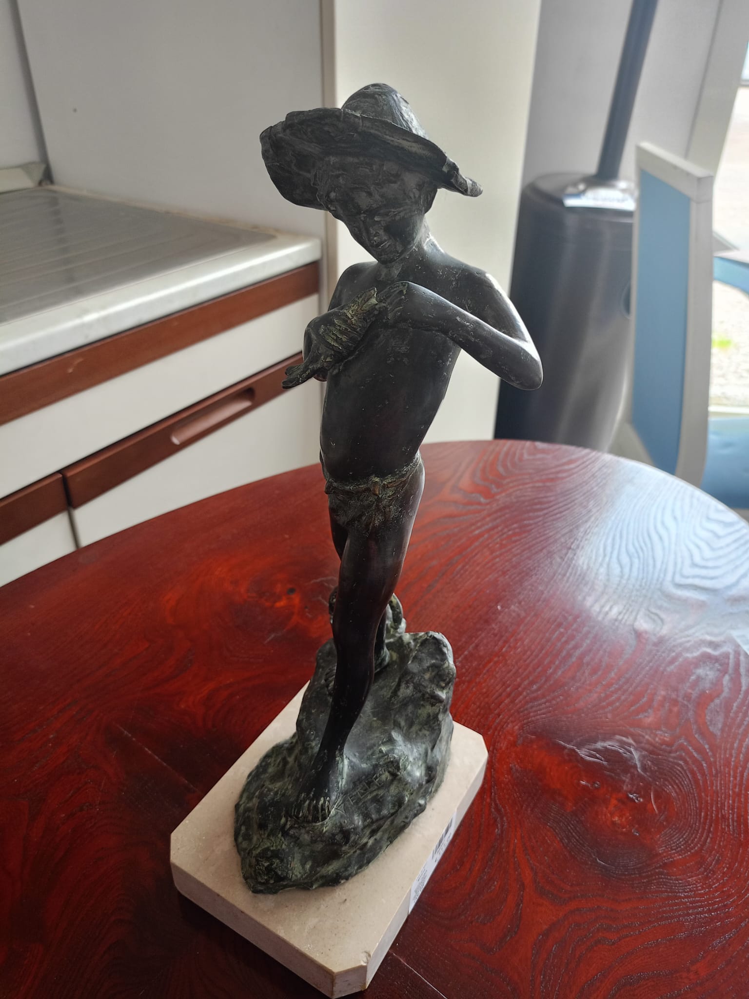 Scultura in bronzo “Pescatore” di Giovanni Varlese