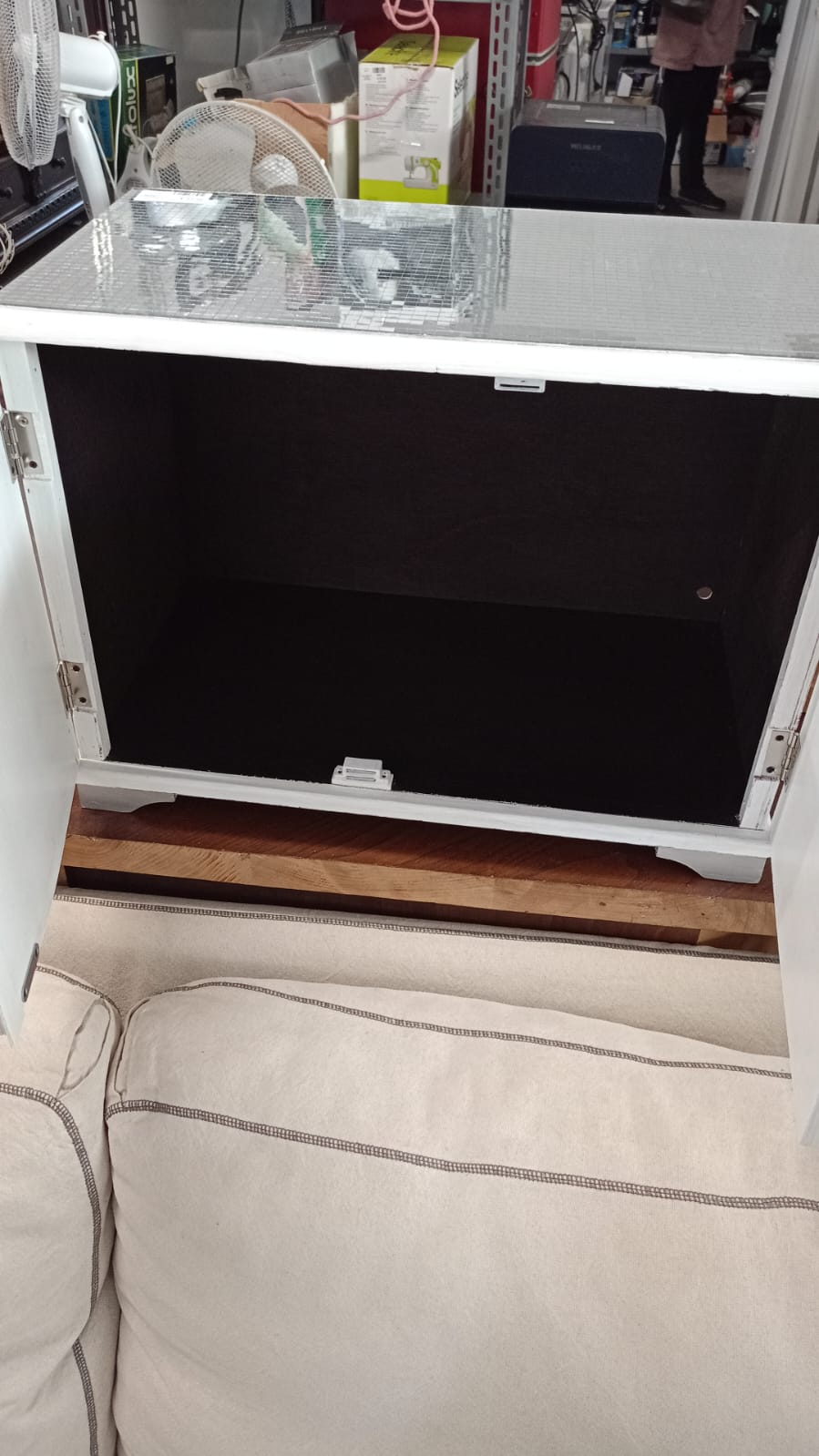 Mobiletto bianco 2 ante con piano stroboscopico