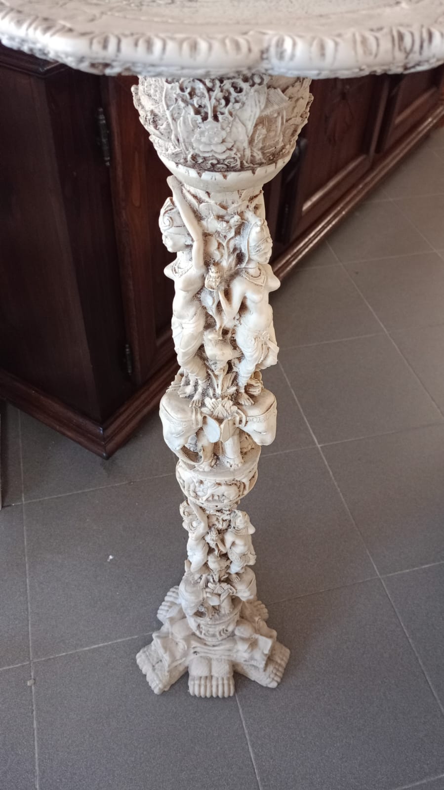 Colonnina in resina intagliata