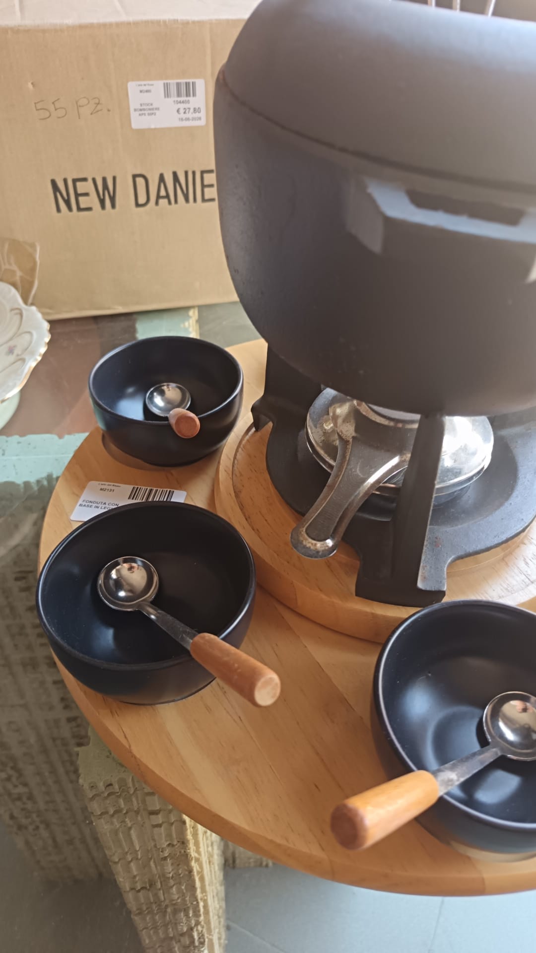 Pentola da fonduta con base in legno