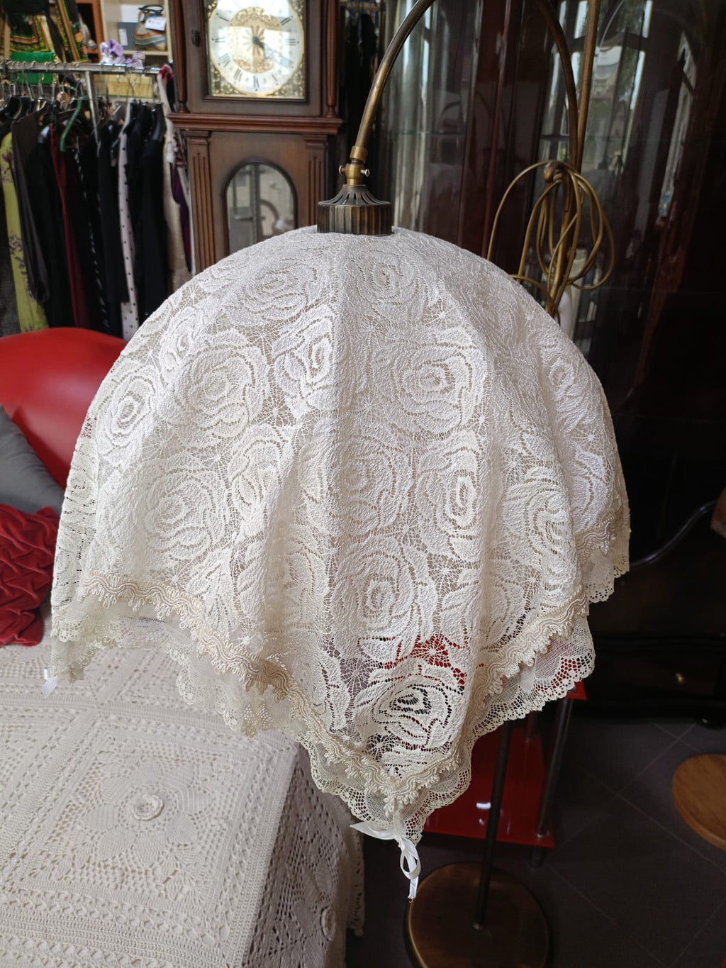 Piantana vintage in ottone con paralume in pizzo