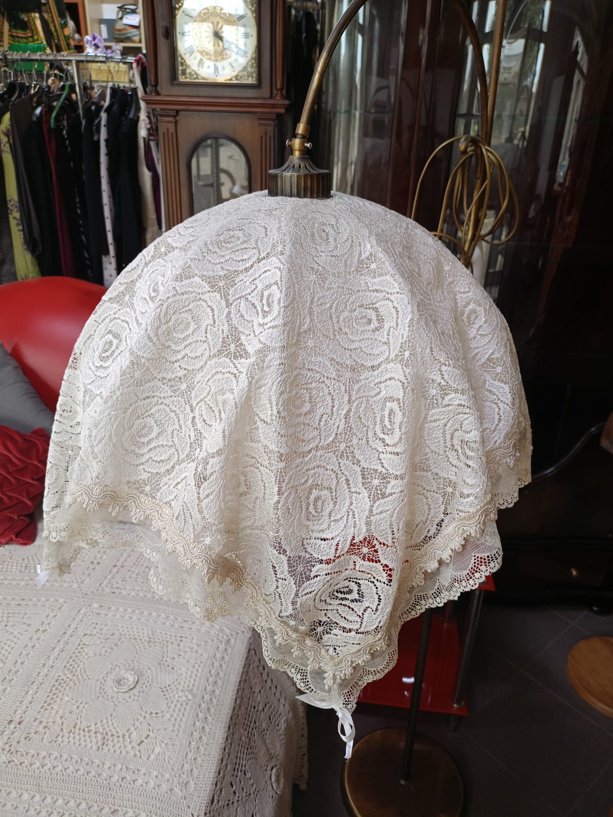 Piantana vintage in ottone con paralume in pizzo