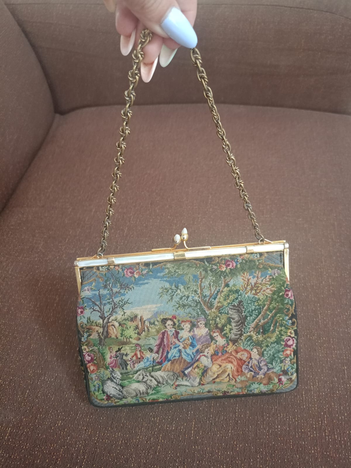 Borsa artigianale anni ’50 ricamata a mezzo punto con inserti in madreperla