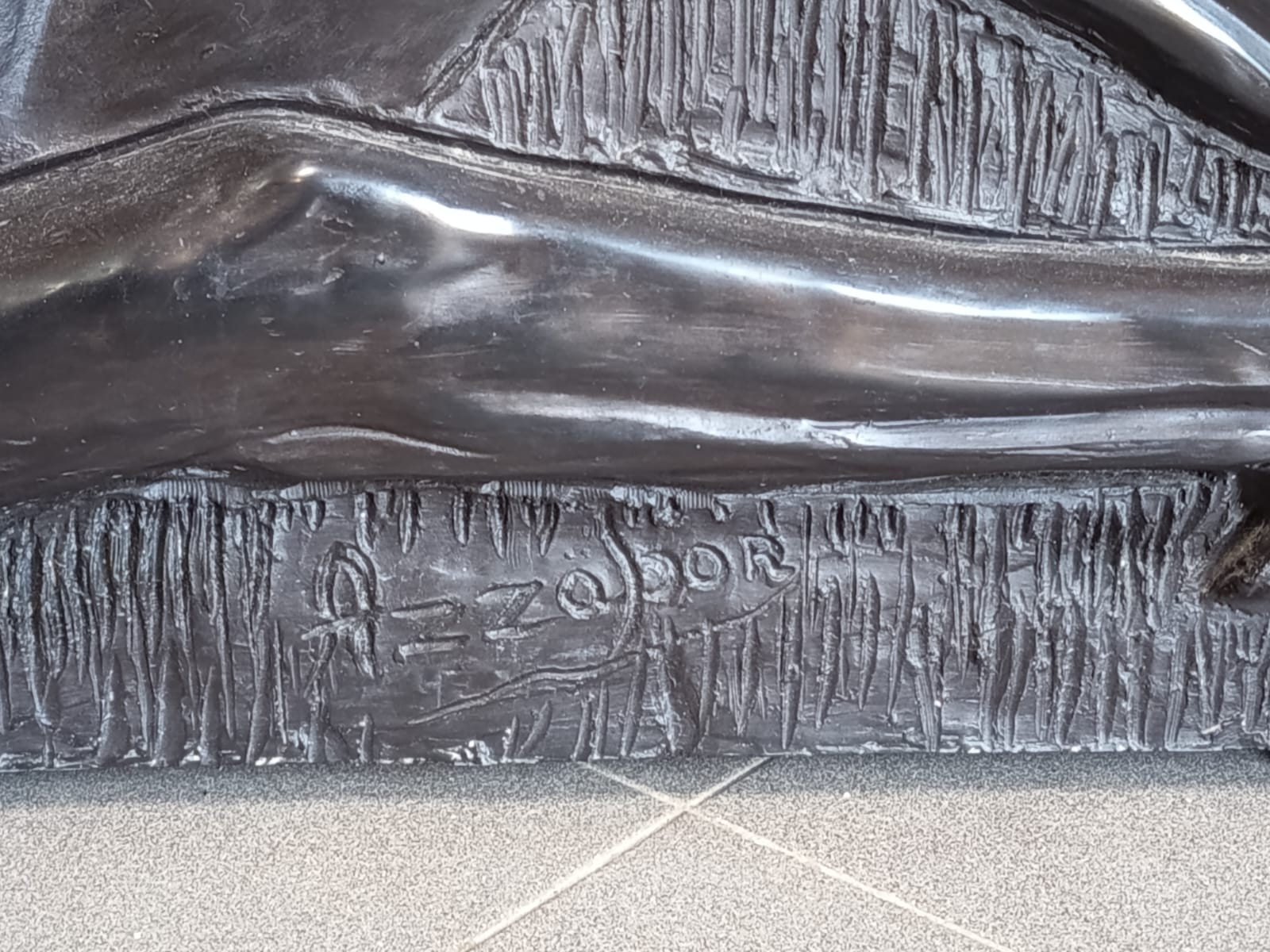 Bancone in resina soggetto mitologico, piano in vetro