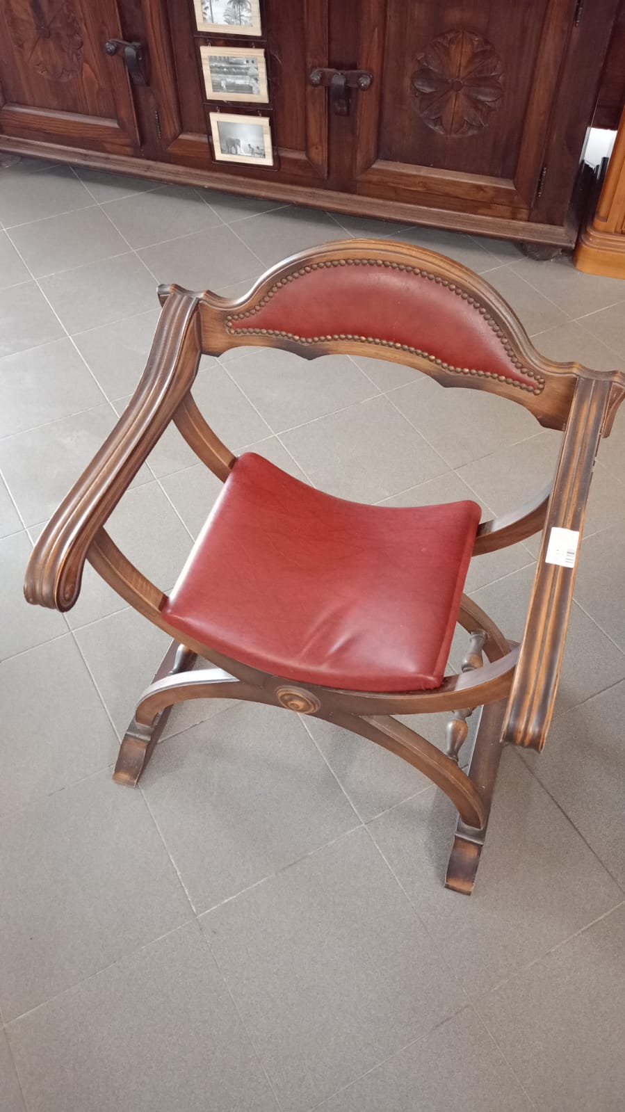 Sedia Savonarola con imbottitura in pelle