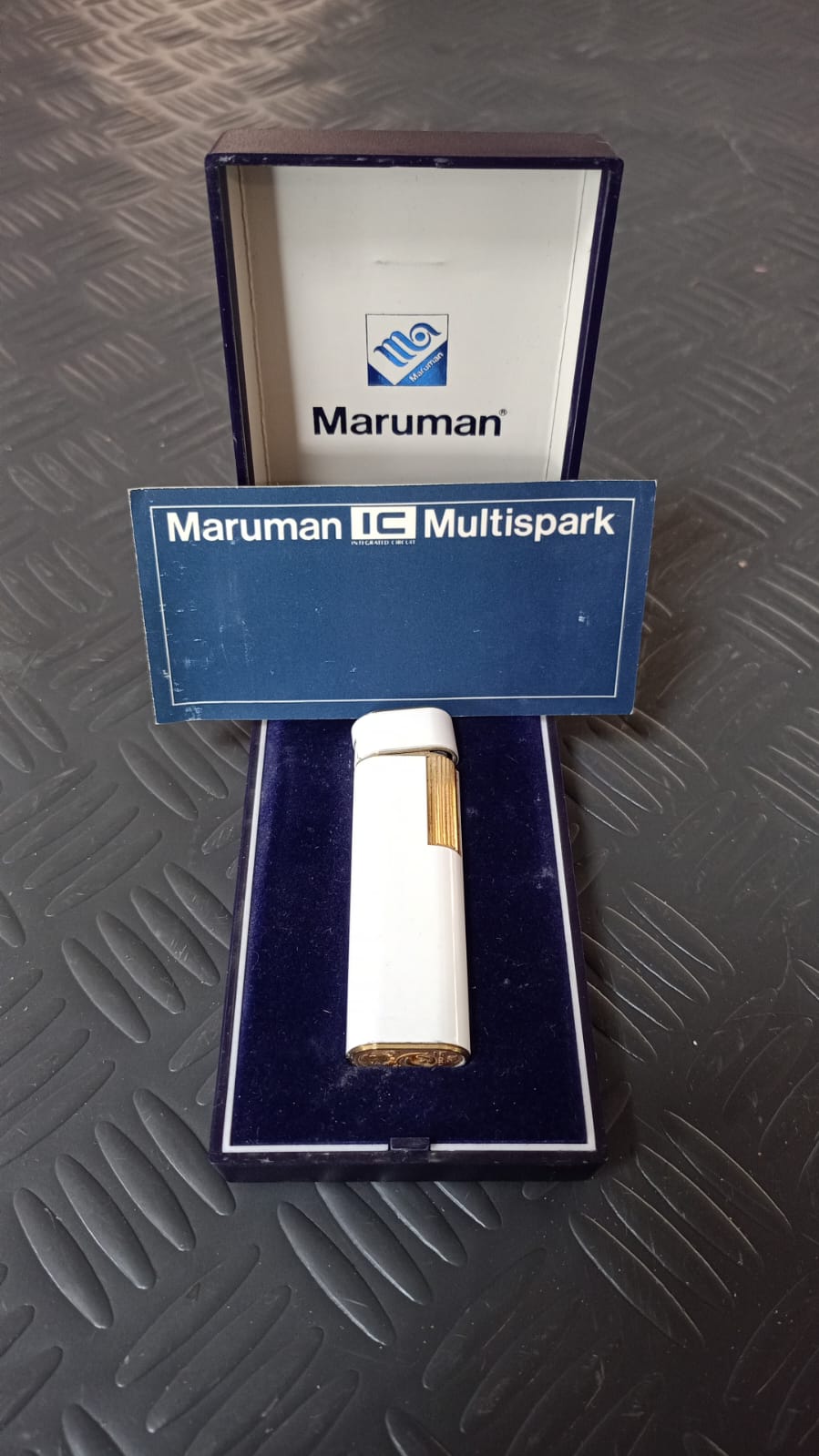 Accendino vintage Maruman bianco e oro