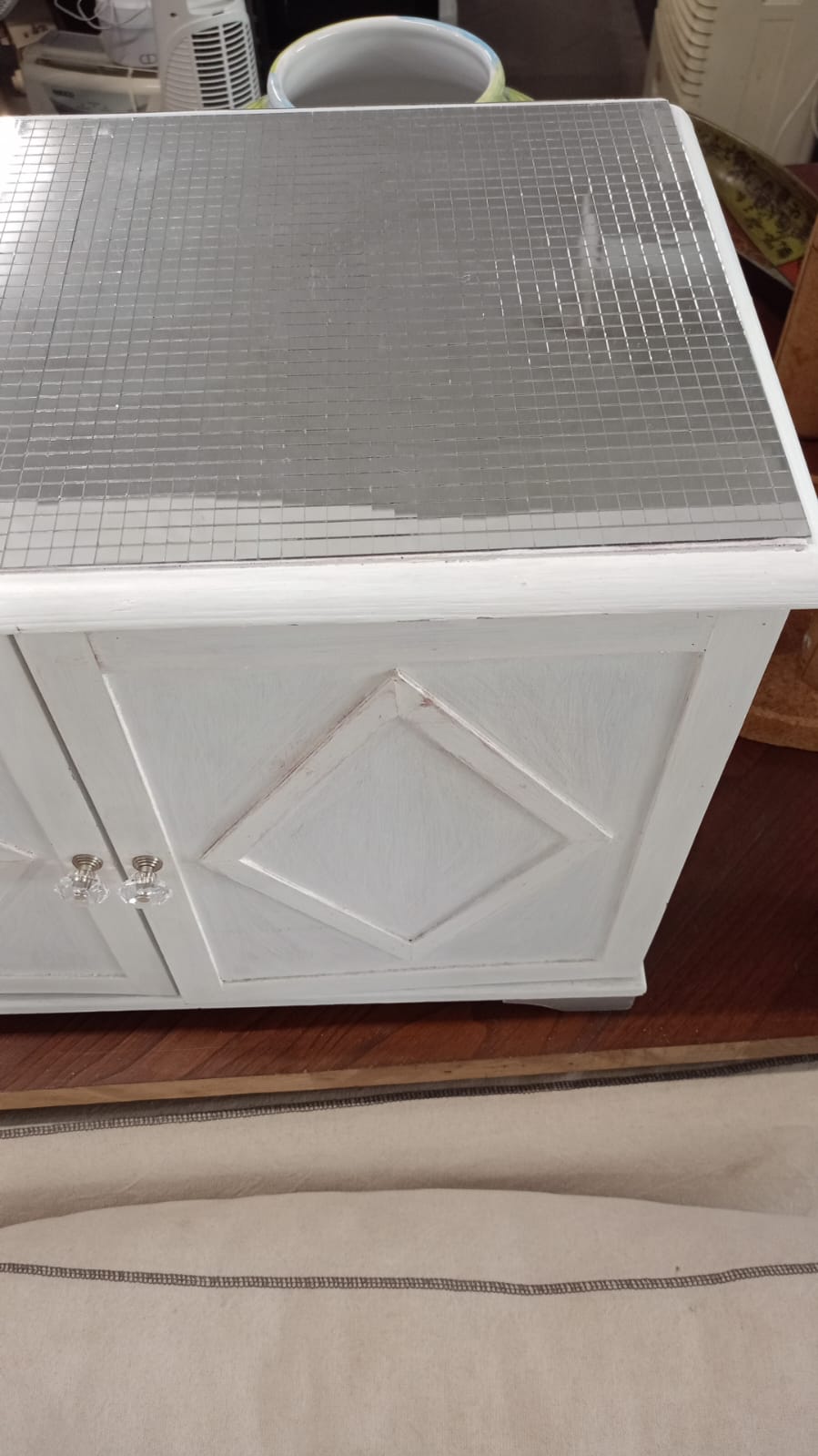 Mobiletto bianco 2 ante con piano stroboscopico