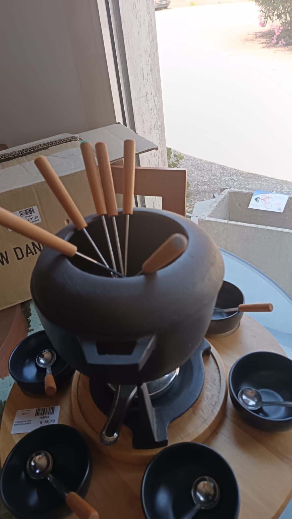 Pentola da fonduta con base in legno