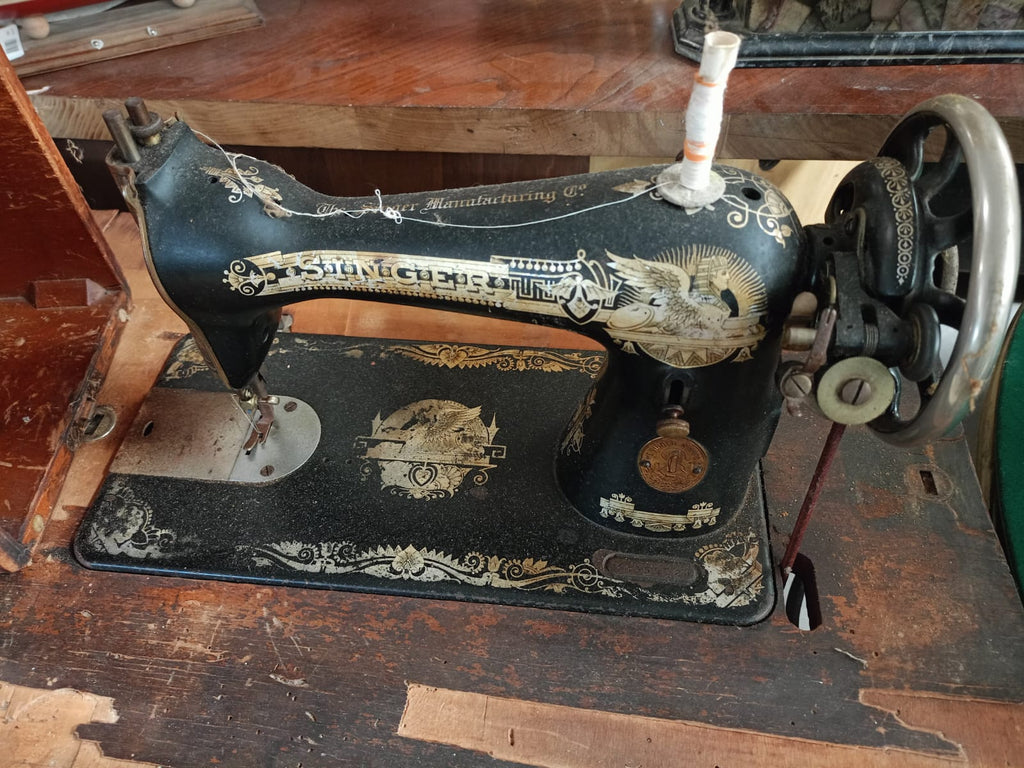 Macchina da cucire Singer con mobile