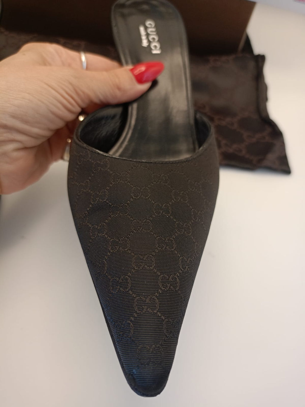 Paio di scarpe sabot Gucci