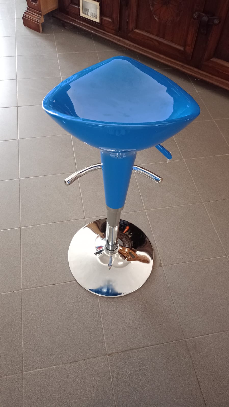 Sgabello blu regolabile
