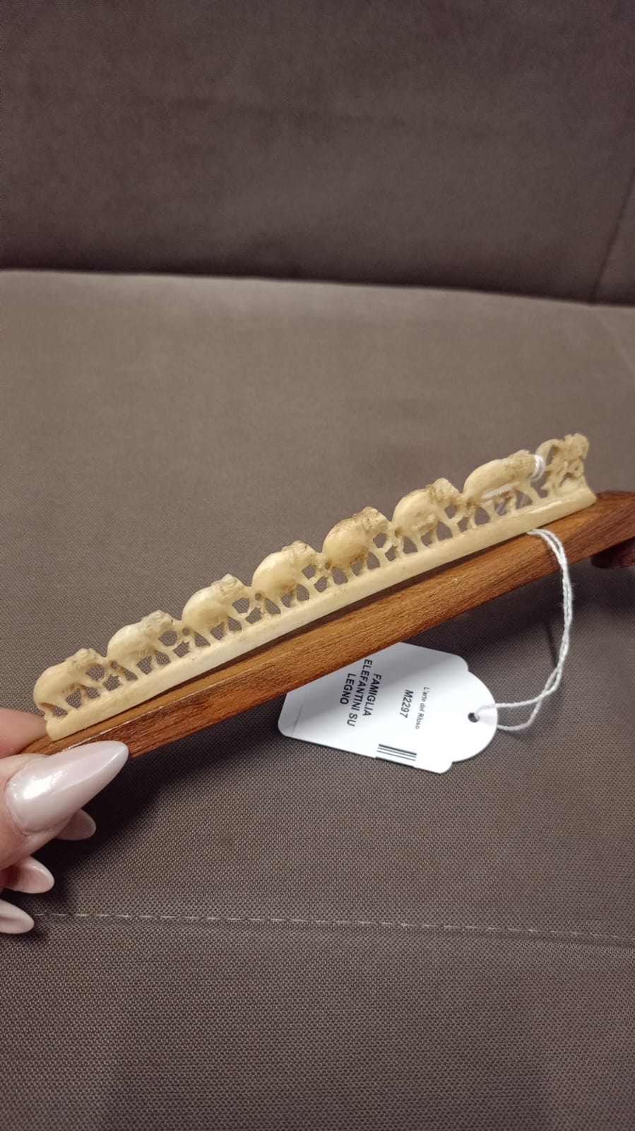 Famigliola di elefanti in osso su base in legno