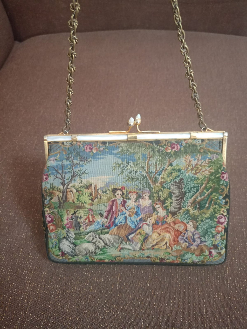 Borsa artigianale anni ’50 ricamata a mezzo punto con inserti in madreperla