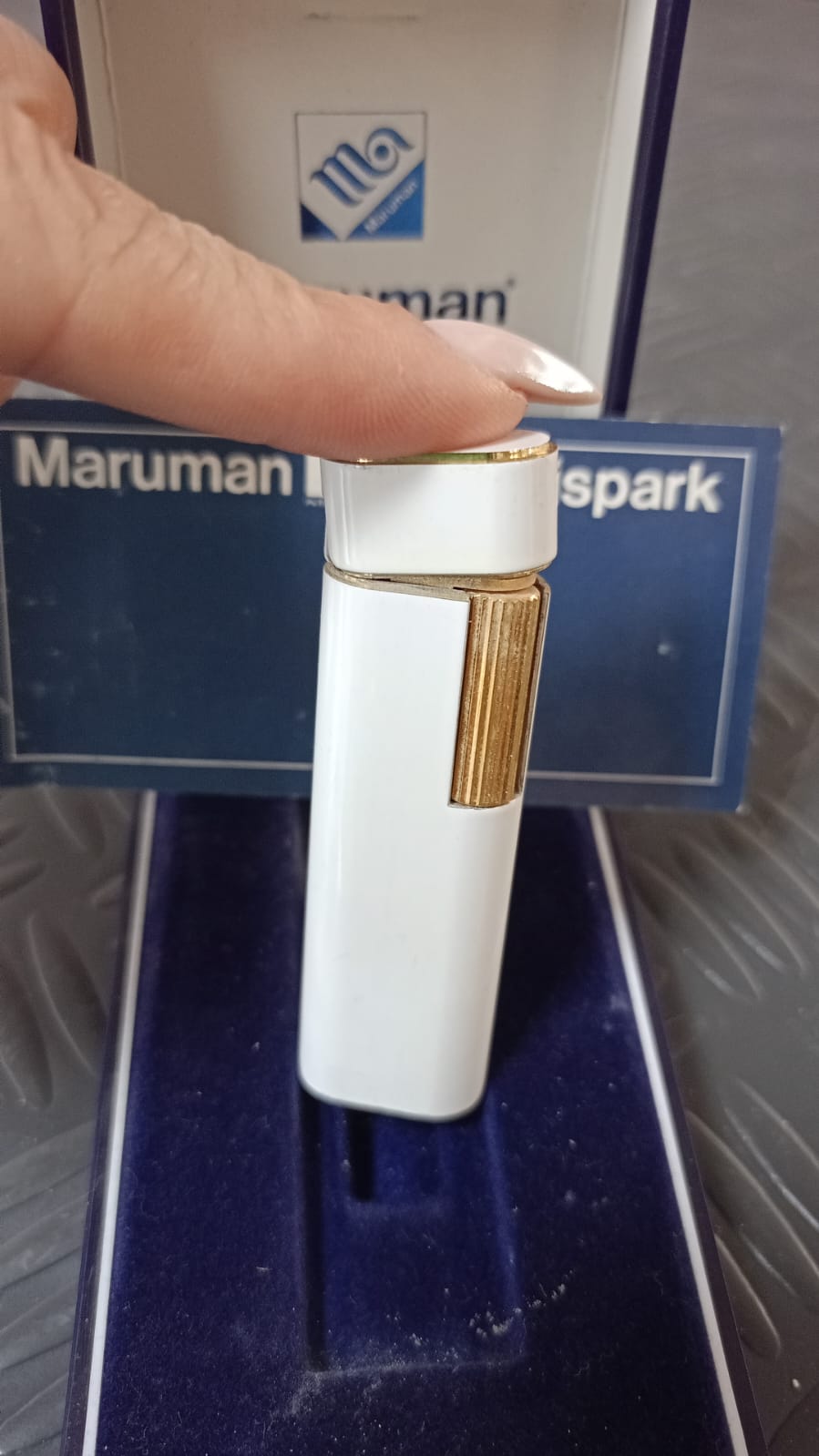 Accendino vintage Maruman bianco e oro