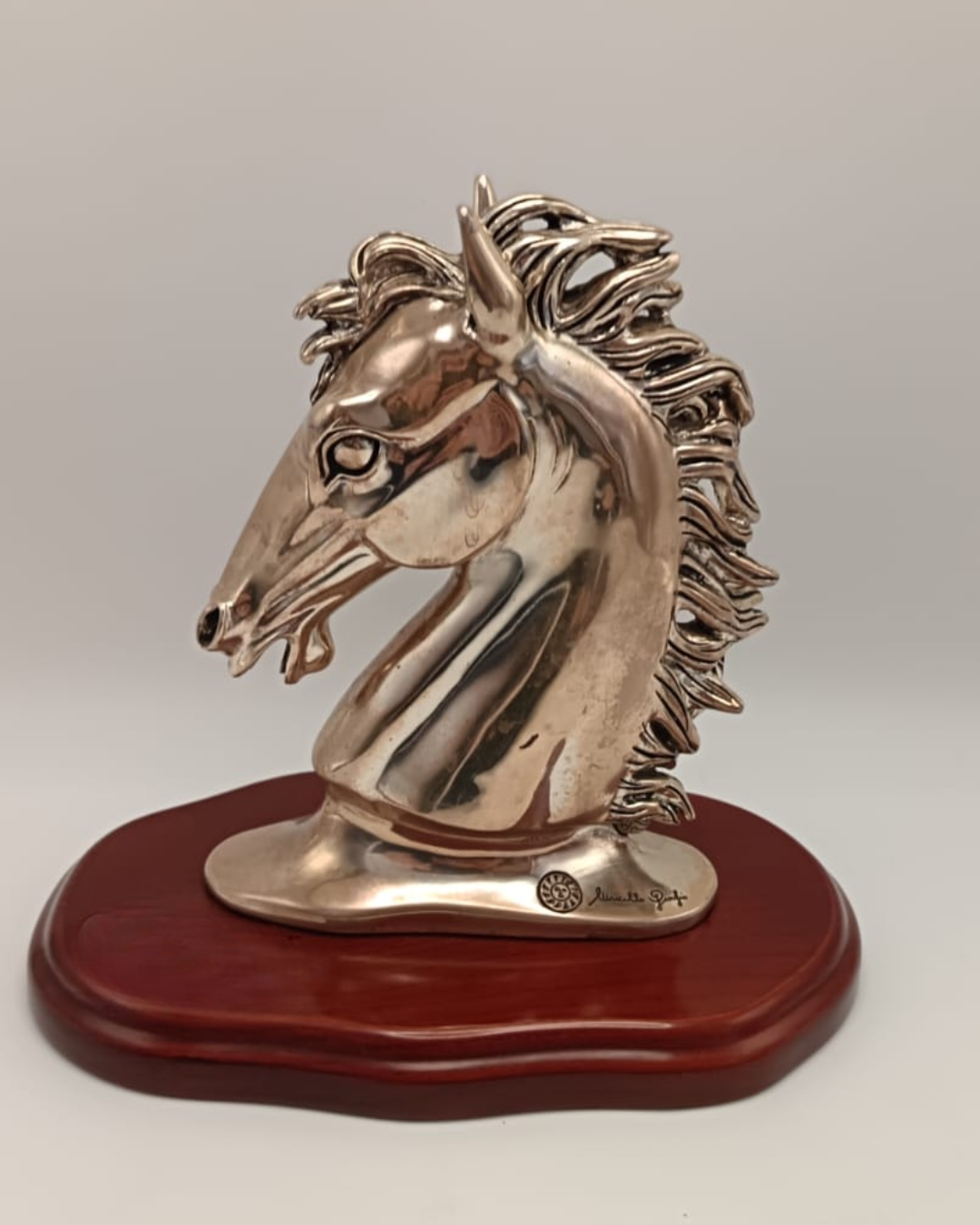Statua cavallo argentata su base di legno