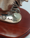 Statua cavallo argentata su base di legno