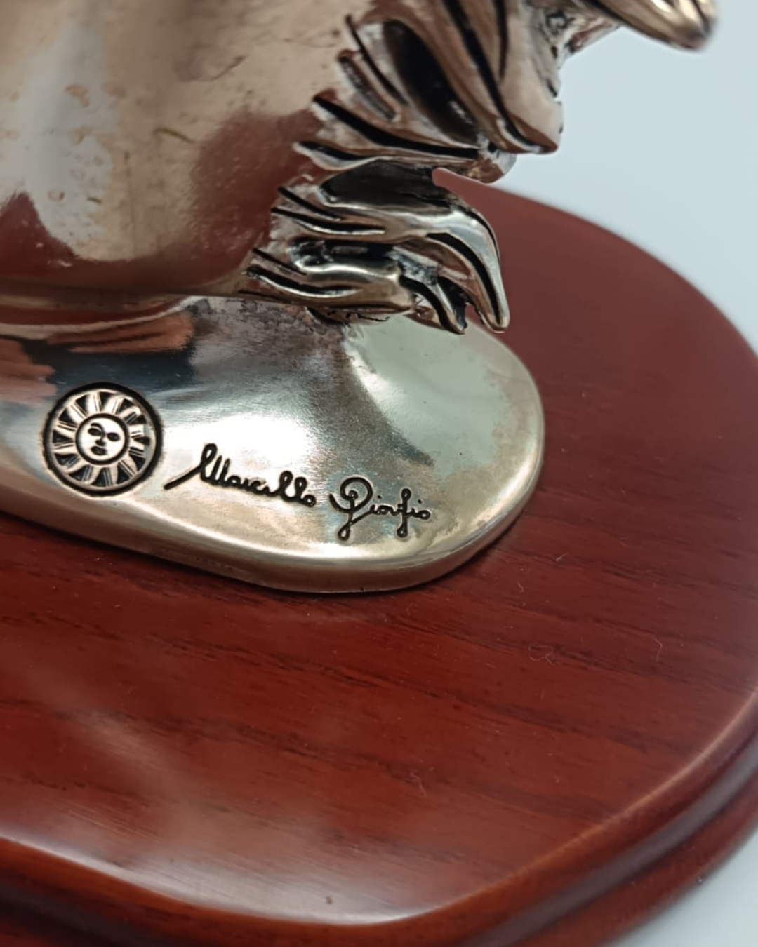 Statua cavallo argentata su base di legno
