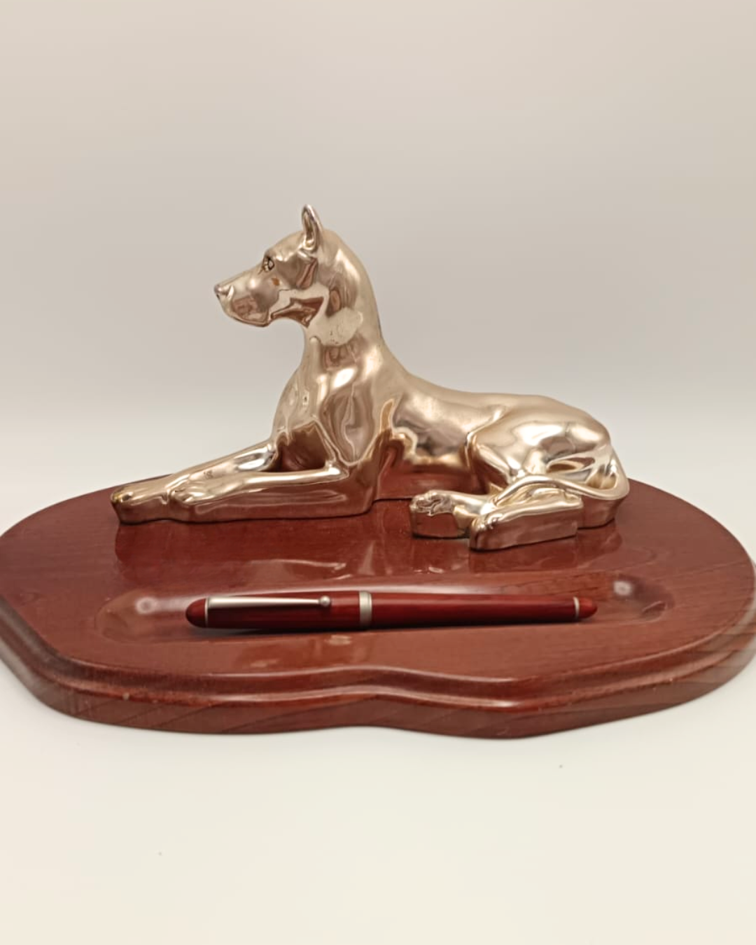 Doberman su base di legno - Portapenna
