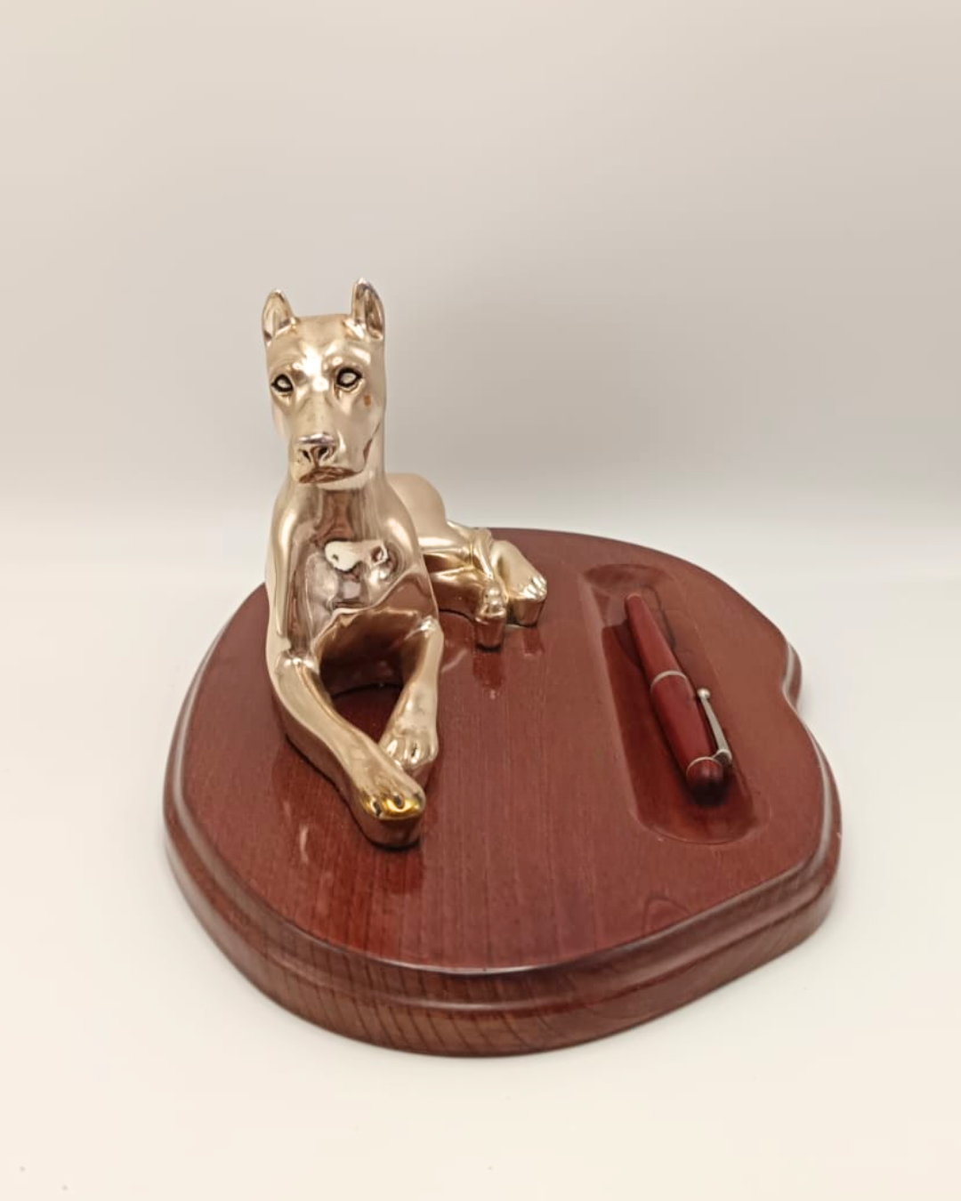 Doberman su base di legno - Portapenna