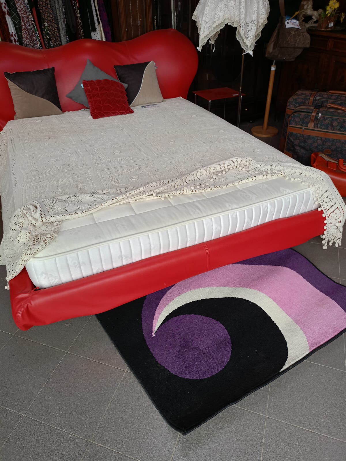 Letto design Flou modello Marilyn in ecopelle rossa