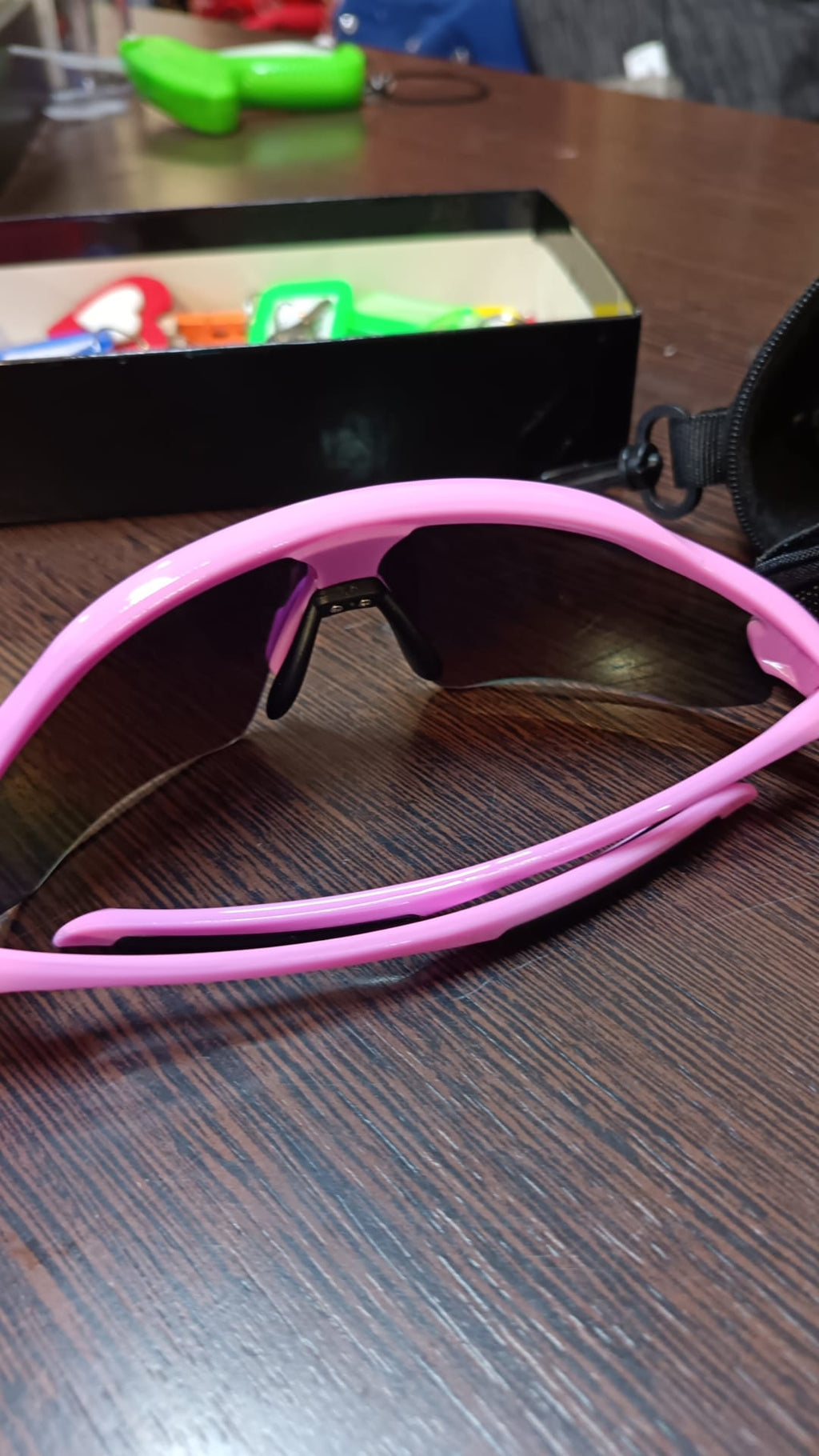 Occhiali rosa a specchio