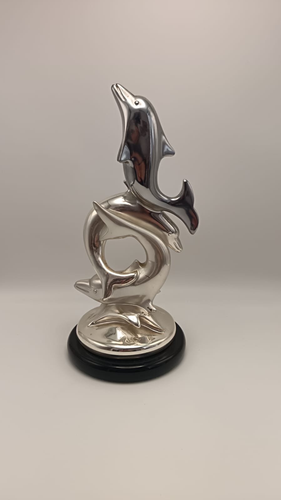 Statua Delfini su base di legno