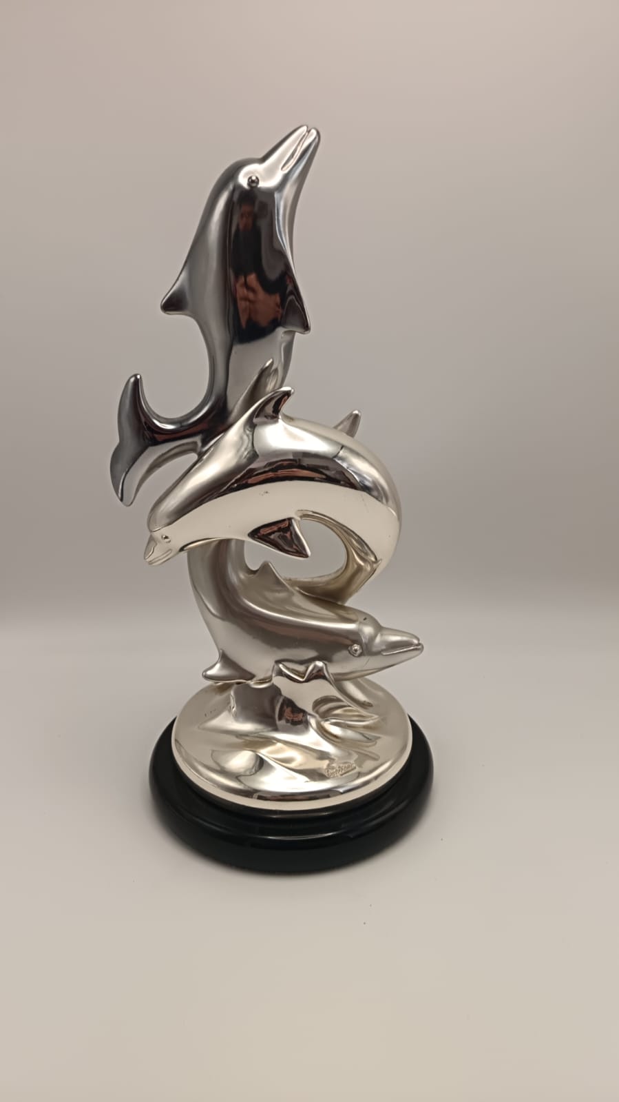 Statua Delfini su base di legno
