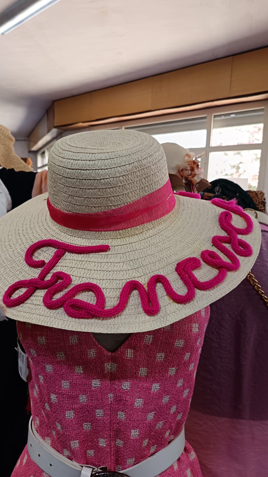 Cappello di paglia con scritta fuxia
