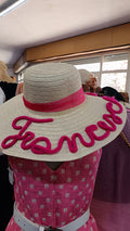 Cappello di paglia con scritta fuxia