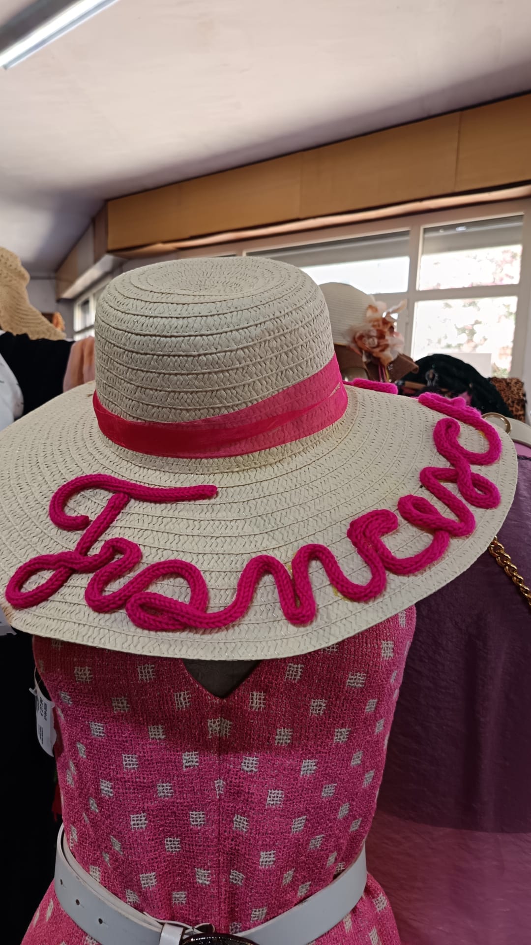 Cappello di paglia con scritta fuxia