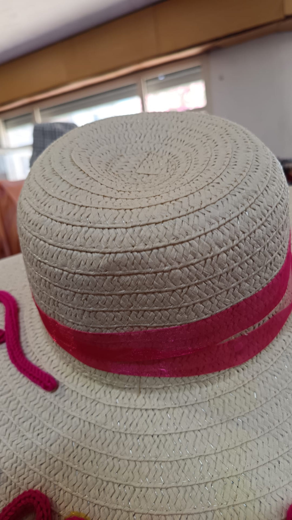 Cappello di paglia con scritta fuxia
