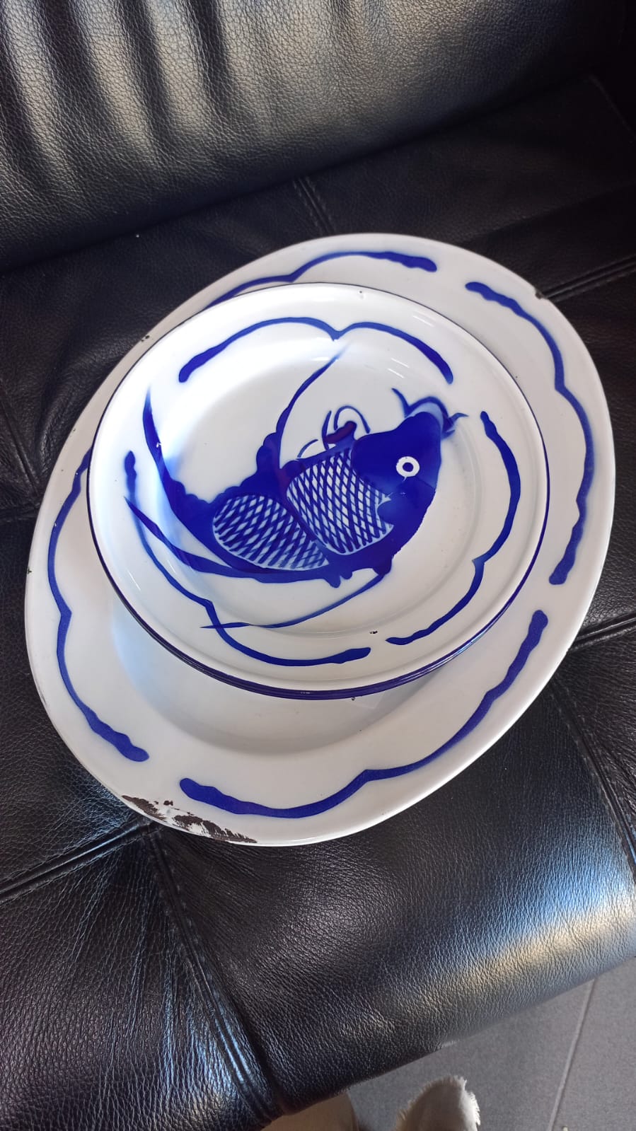 Servizio “Gold Fish” in metallo con tazze e piatti