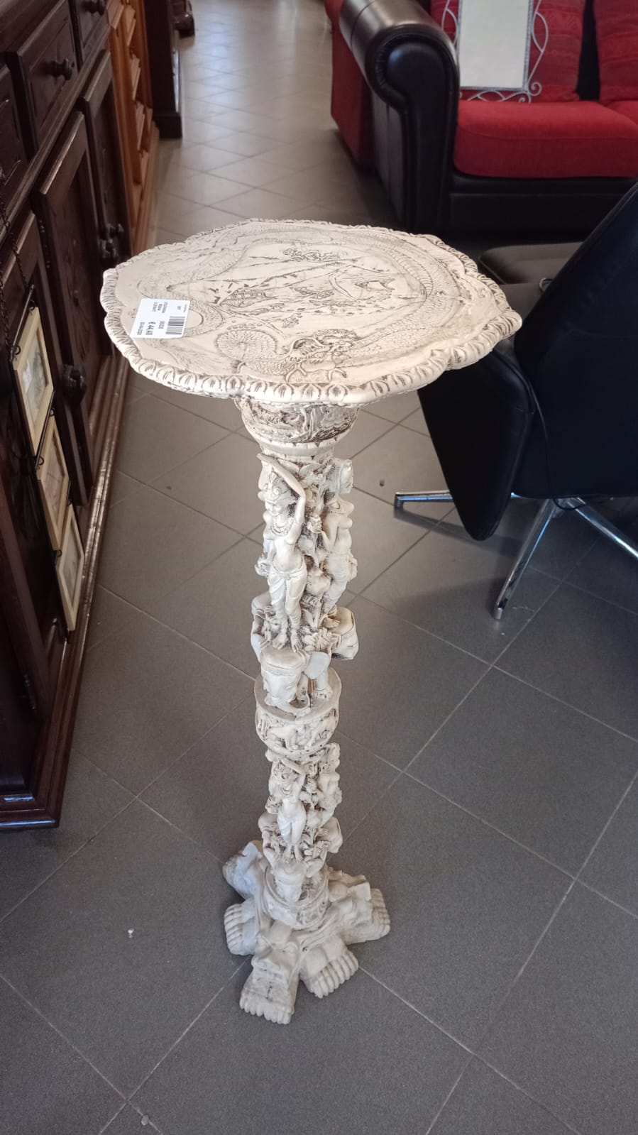 Colonnina in resina intagliata