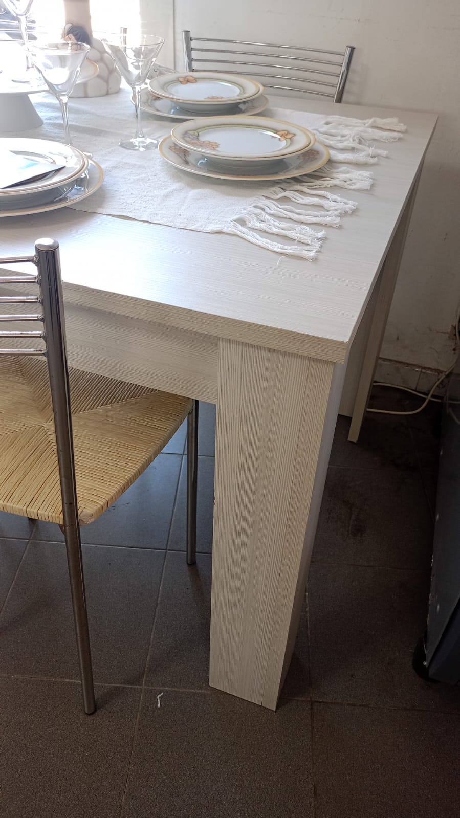 Tavolo in legno wenghè chiaro allungabile con 4 sedie