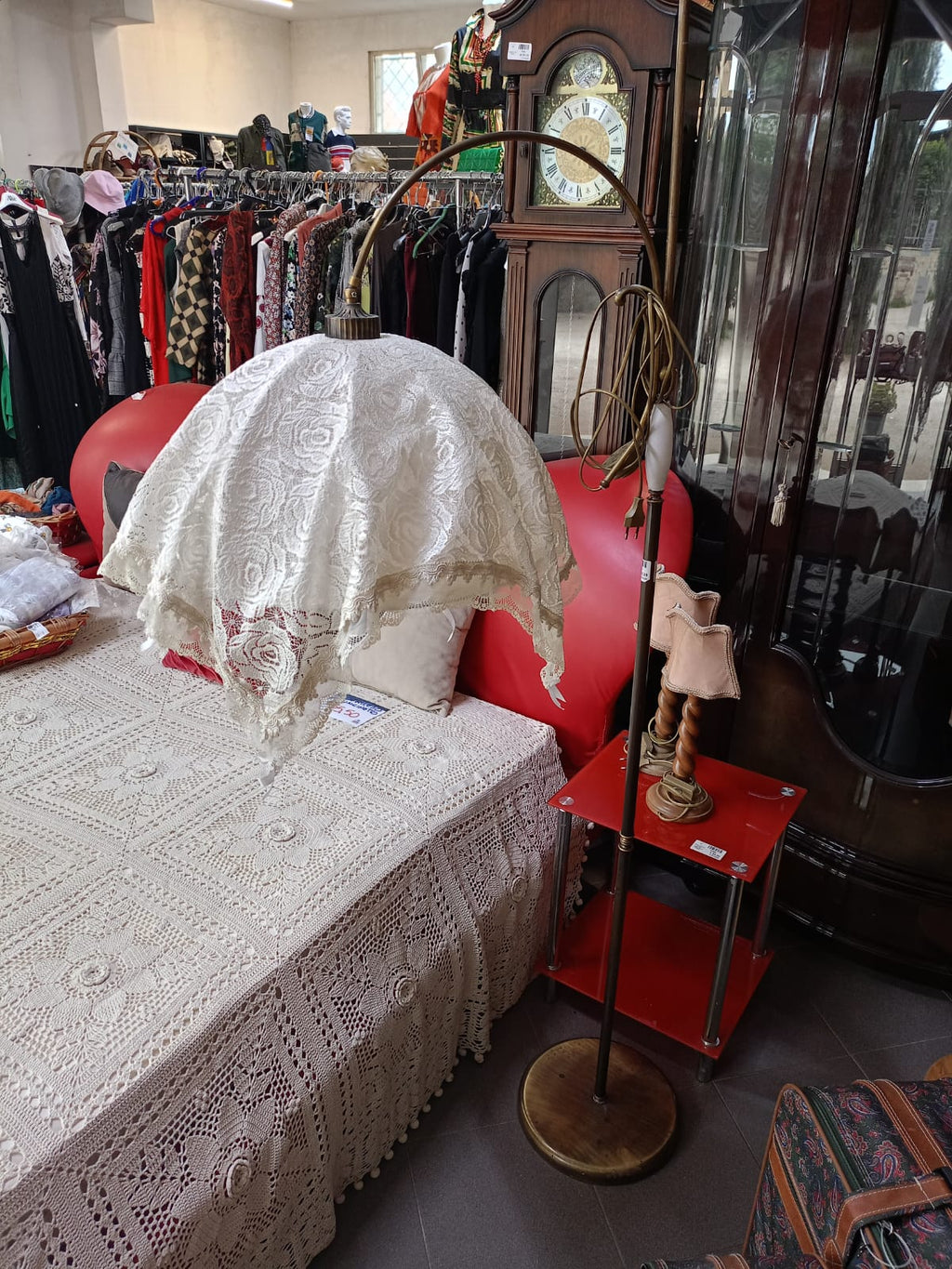 Piantana vintage in ottone con paralume in pizzo