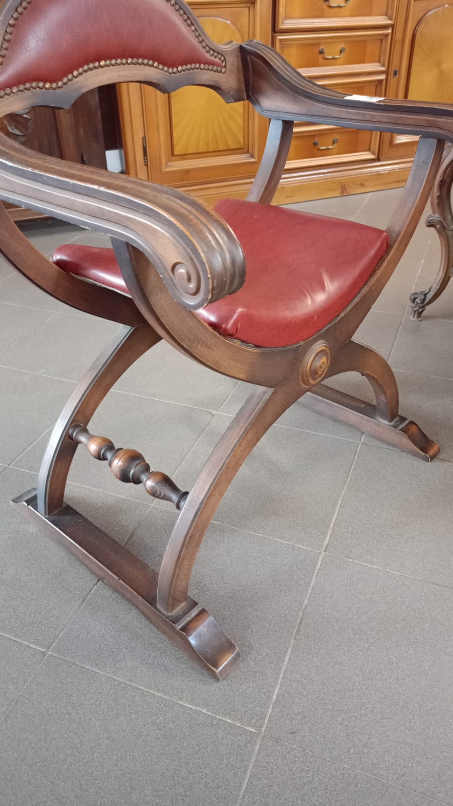 Sedia Savonarola con imbottitura in pelle