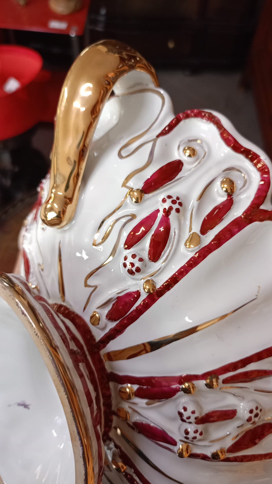 Fruttiera Deruta bianca e rossa con manici dorati