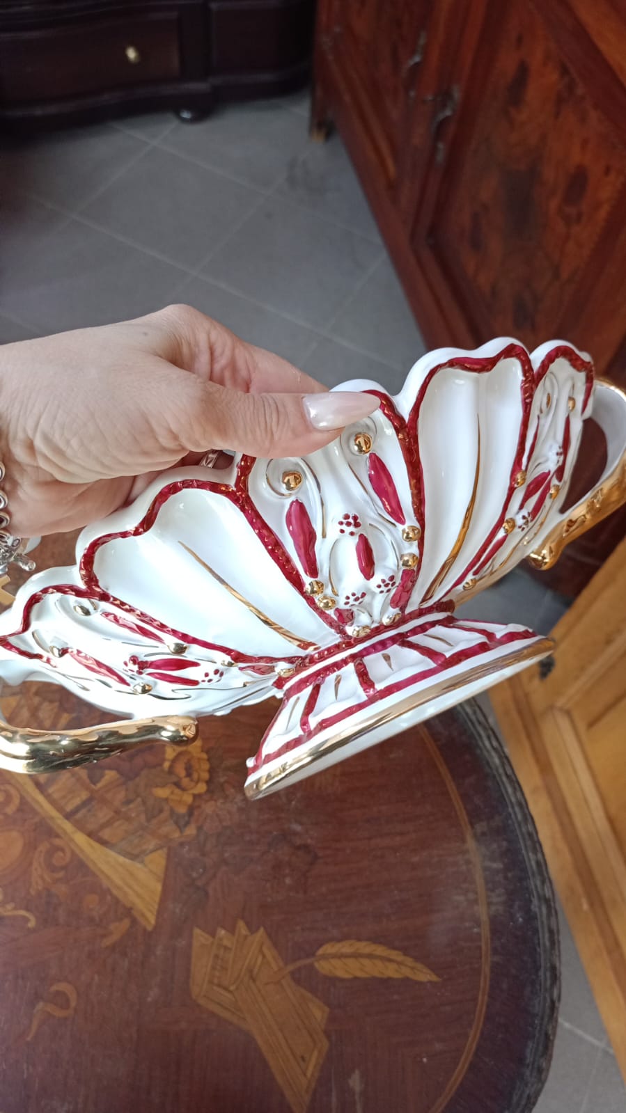 Fruttiera Deruta bianca e rossa con manici dorati