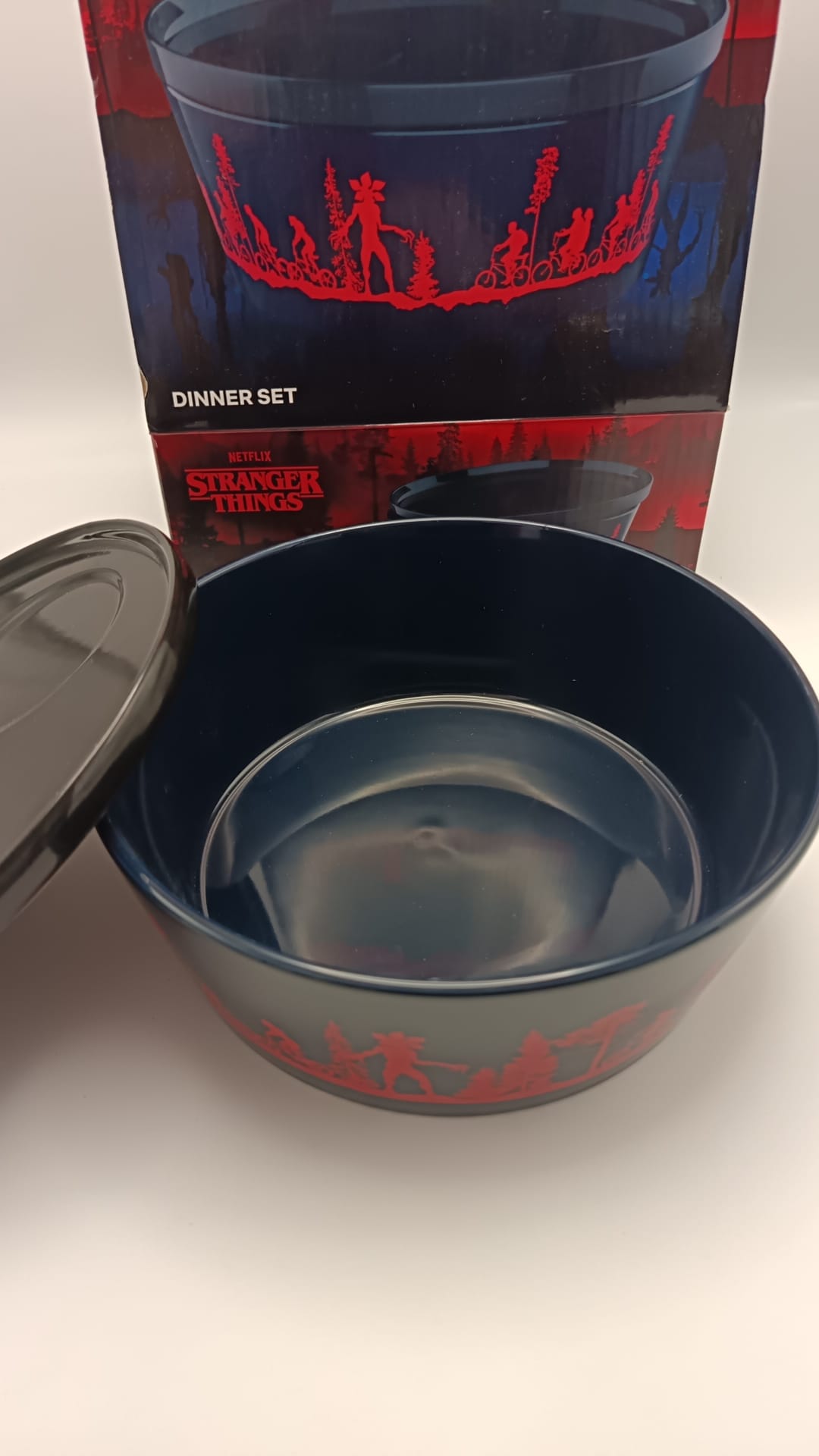 Dinner set Stranger Things